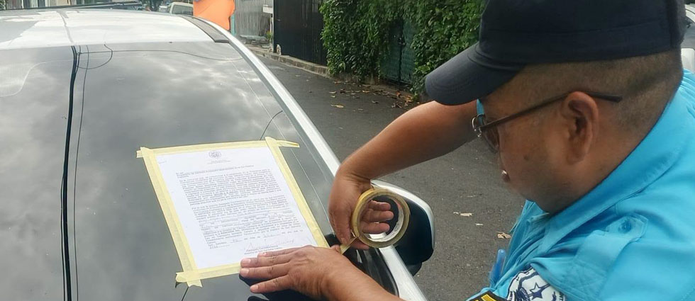 CAM notifica a más conductores que tienen autos abandonados en espacios públicos en San Salvador