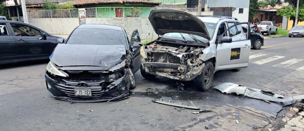 Dos lesionados tras fuerte choque en Soyapango