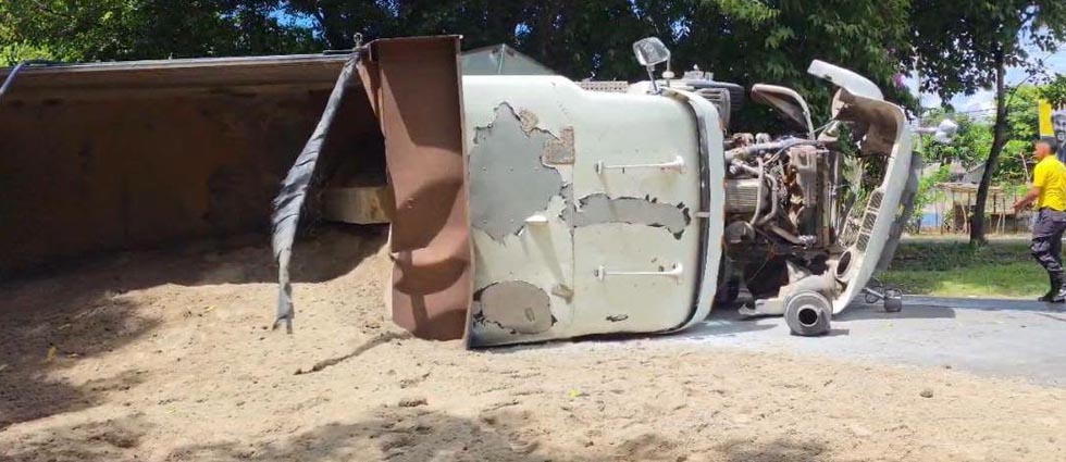 Conductor resulta lesionado tras vuelco de camión en Ciudad Arce