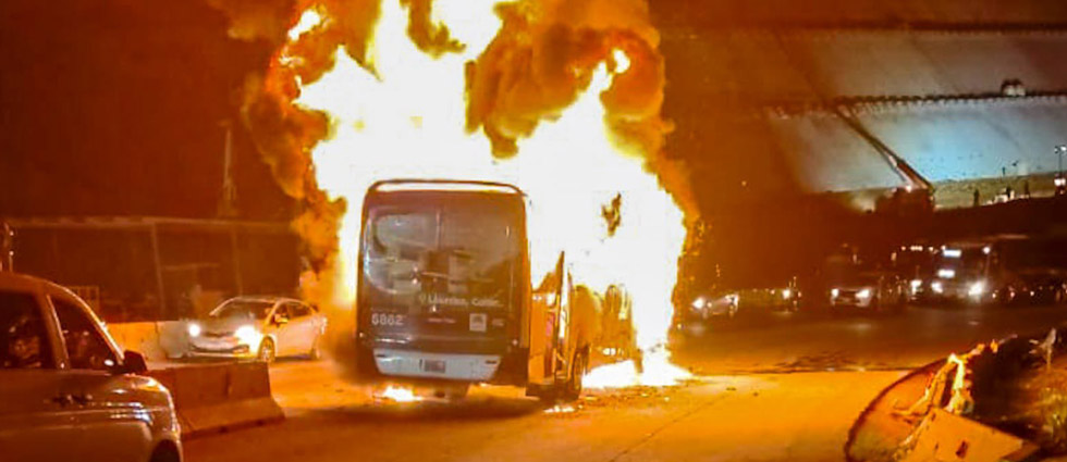 Autobús de la Ruta 79 se incendia cuando iba con pasajeros a bordo sobre carretera Los Chorros