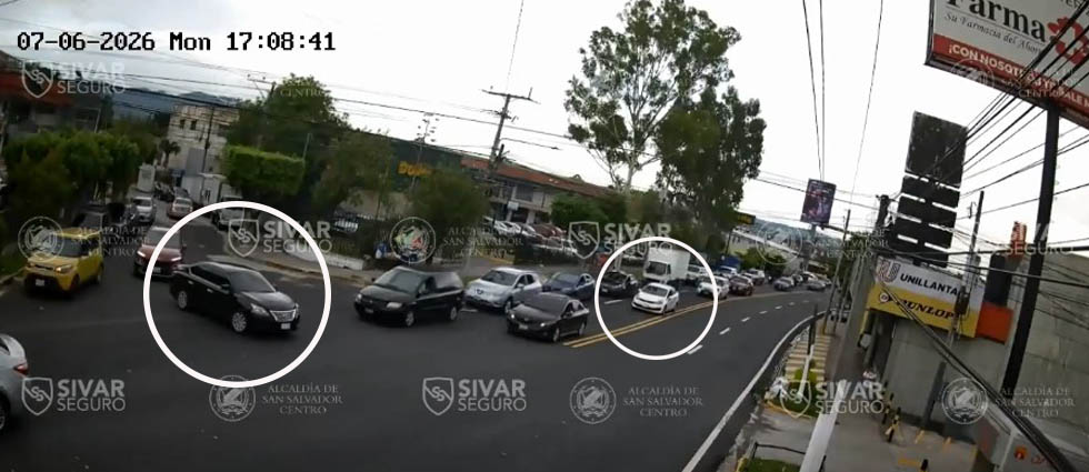Sívar Seguro capta otro choque en transitada zona de San Salvador provocado por la imprudencia