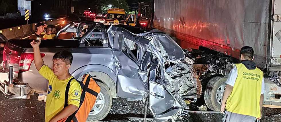 Conductor sobrevive de milagro tras fortísimo choque contra un furgón en Sonsonate