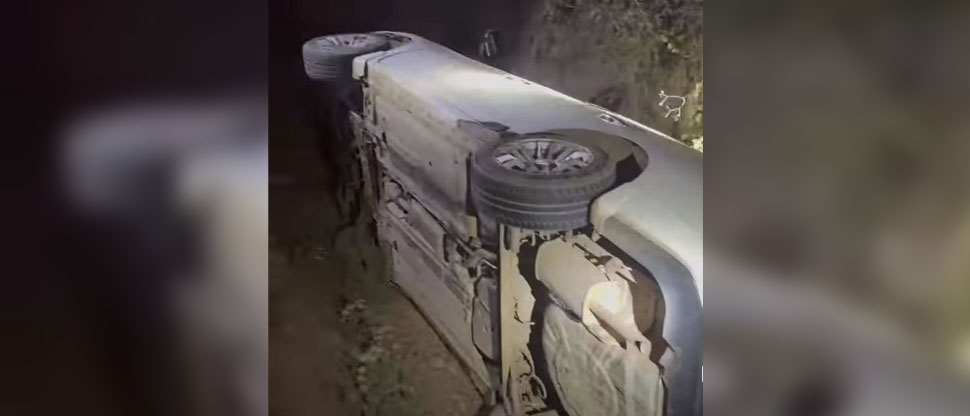 Conductor ebrio abandona su vehículo tras volcar en carretera hacia Santa Elena, Usulután