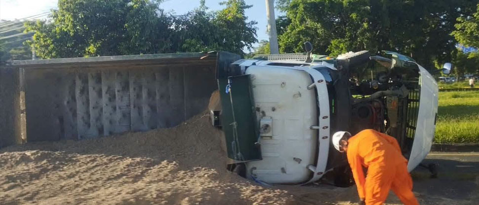 Conductor de volqueta que transportaba arena pierde el control y vuelca en Santa Ana