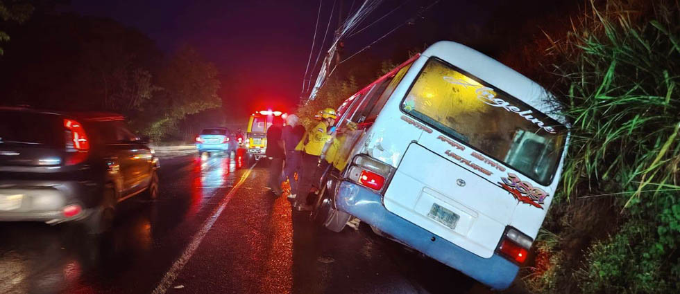 Camión saca de la vía a un microbús en Apopa