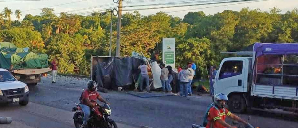 Camión vuelca y deja una persona atrapada en carrera Litoral, Usulután