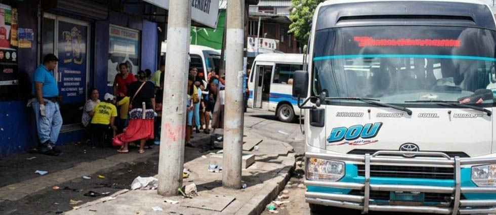 Adulta mayor resulta lesionada tras caer de un microbús en la alameda Juan Pablo II
