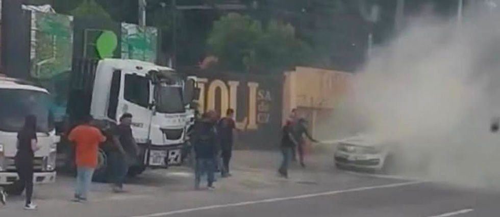 Buenos samaritanos evitan que auto acabe consumido por las llamas en la Troncal del Norte