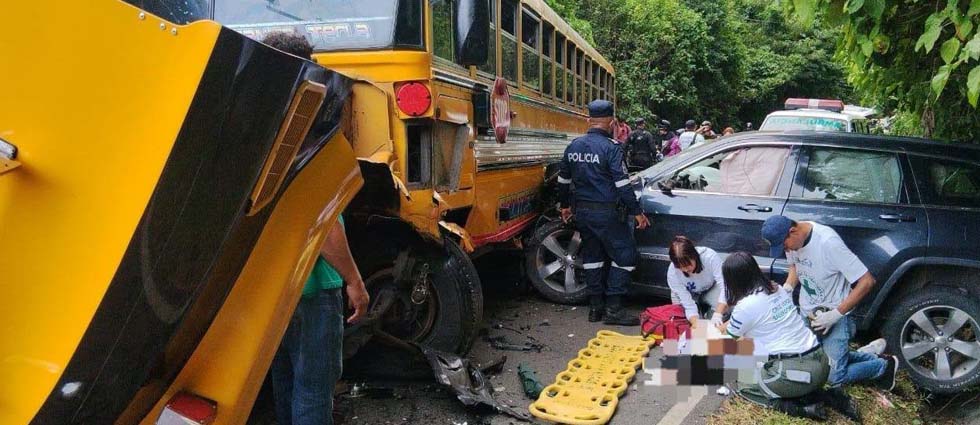 Hombre resulta lesionado tras fuerte choque en Santa Tecla