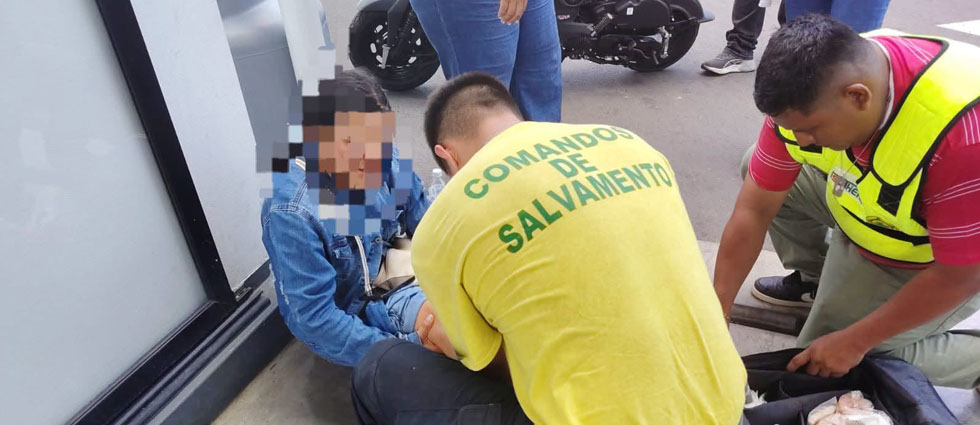 Joven conductora acaba en el hospital tras accidentarse por derrame de combustible en Izalco