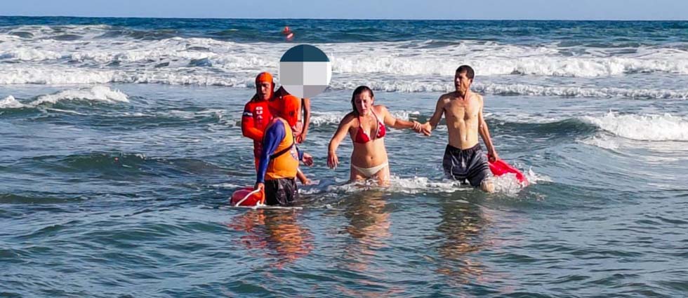 Guardavidas de PC rescatan a 03 adultos y 04 menores extranjeros tras ser arrastrados por una corriente en la Costa del Sol