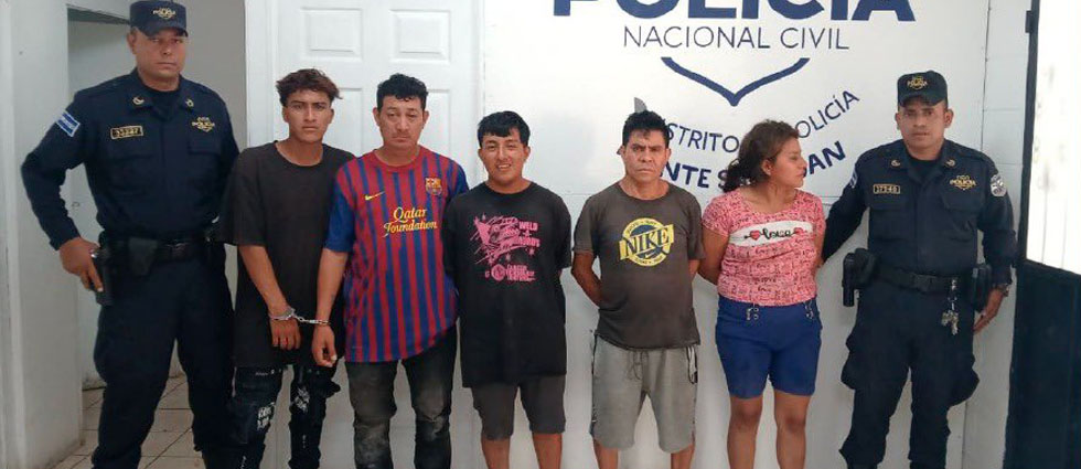 Capturan a cinco personas tras riña mientras bebían alcohol en una cancha de fútbol de Cuscatlán