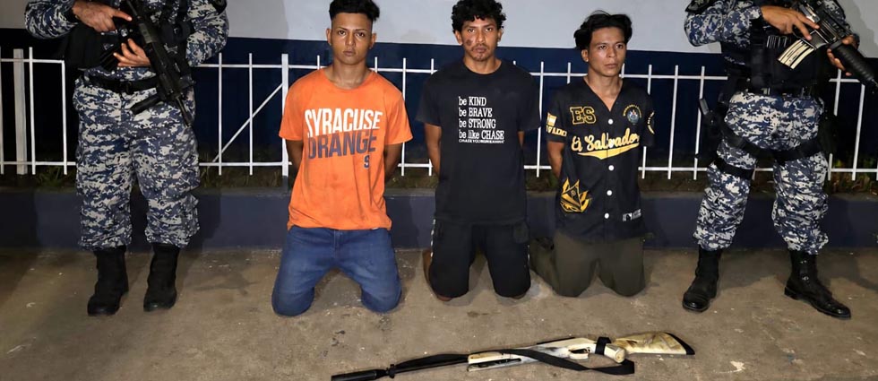 ¡Capturan a sujetos que intimidaron a vendedores con un fusil en Usulután!