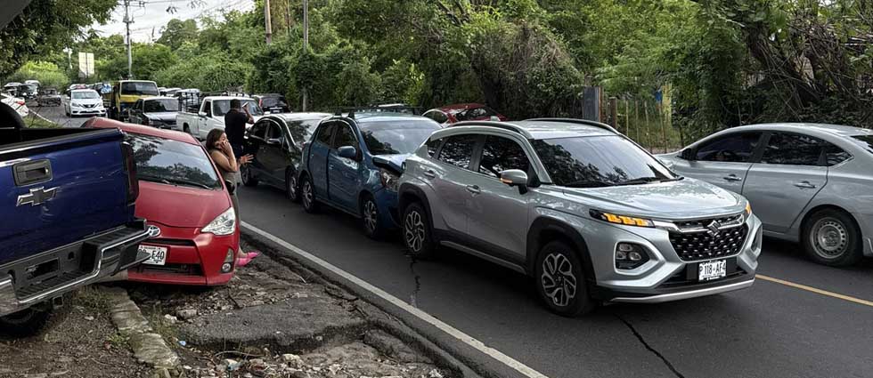 Reportan fuerte tráfico calle a Mariona tras triple choque
