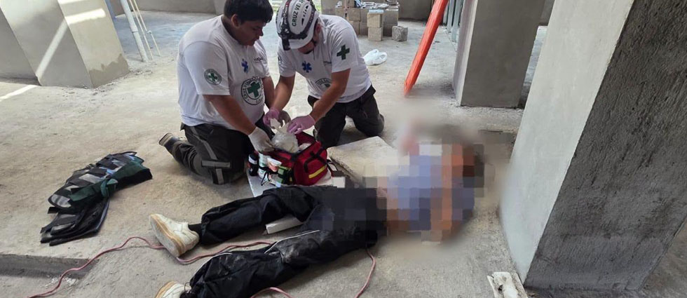 Joven sufre lesiones tras caer de unos 03 metros de altura en una obra en construcción La Paz