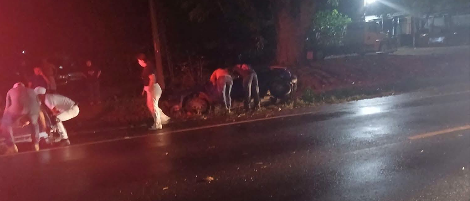 Auxilian a una persona que resultó herida tras volcar vehículo en Chalatenango