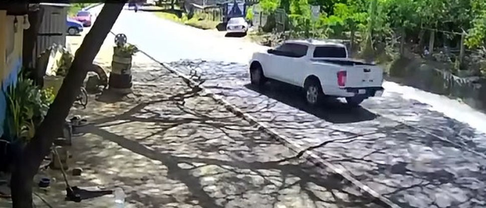 Cámara de videovigilancia capta momento del choque entre pick up y rastra en carretera Ruta Militar