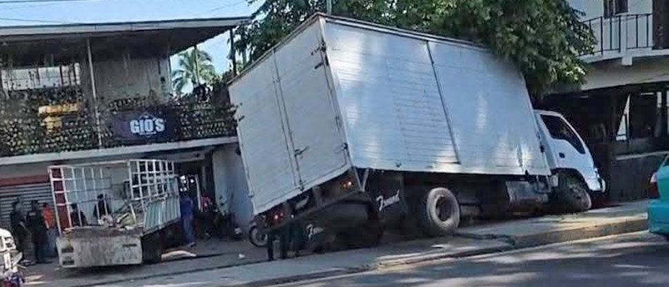 Conductores de camiones provocan accidente en carretera que de Ateos conduce a Sonsonate