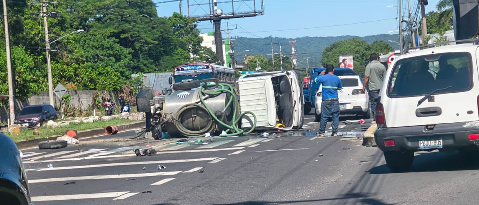 Reportan vuelco de pipa que transportaba agua en Nuevo Lourdes, La Libertad