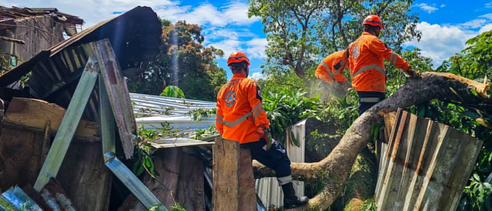 Auxilian a familia tras caer árbol sobre su vivienda en San Julián, Sonsonate