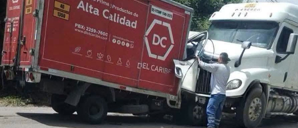Conductor queda atrapado entre los hierros del camión tras chocar contra rastra en Metapán