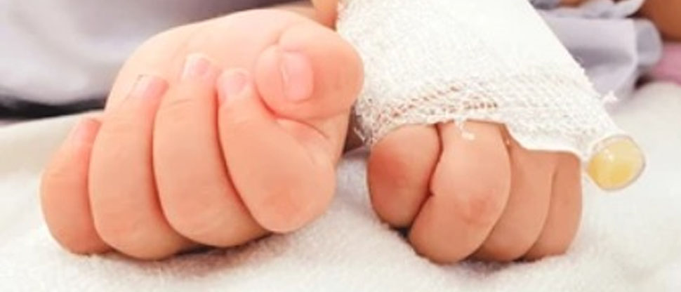 Bebé termina grave en el hospital por “sobada y purga” que le dieron sus padres en Honduras