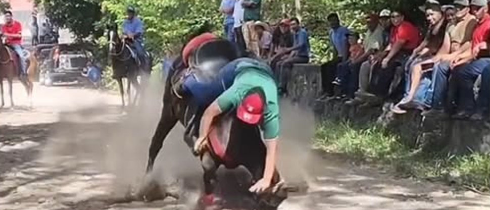 VIDEO: carrera de cintas casi termina en tragedia en Santa Ana