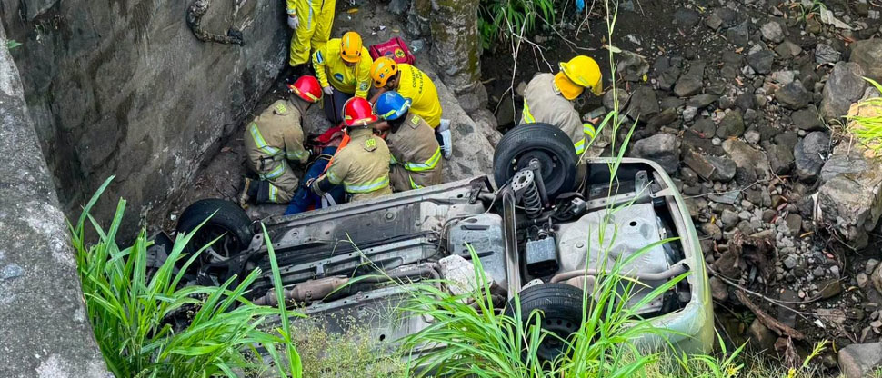 Equipos de rescate atienden emergencia de vehículo que cayó a un barranco en carretera Litoral