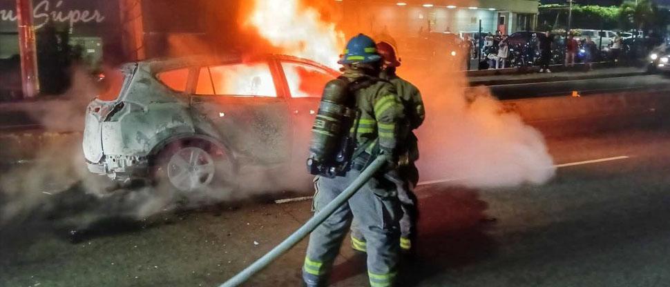 Bomberos sofocan voraz incendio en vehículo en calle a Huizúcar