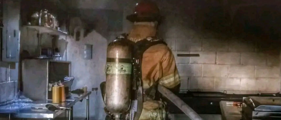 Mujer resulta lesionada tras incendio en restaurante en colonia Escalón