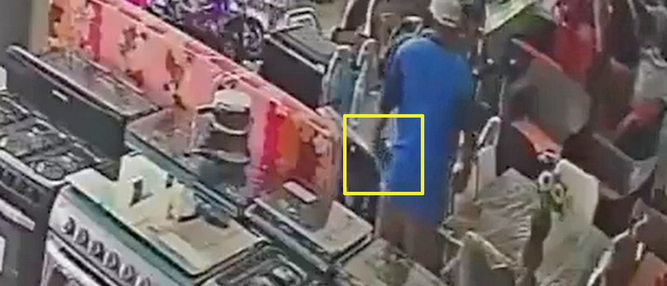 Captan momento exacto de robo de celular en centro comercial de Sonsonate
