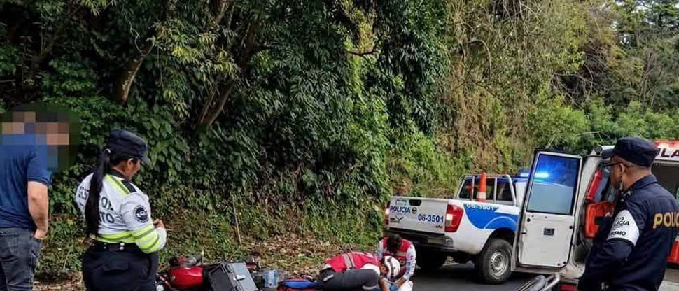 Auxilian a motociclista que se accidentó en carretera a Los Naranjos, Sonsonate