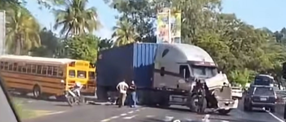 Reportan fuerte choque entre autobús y rastra en carretera Panamericana