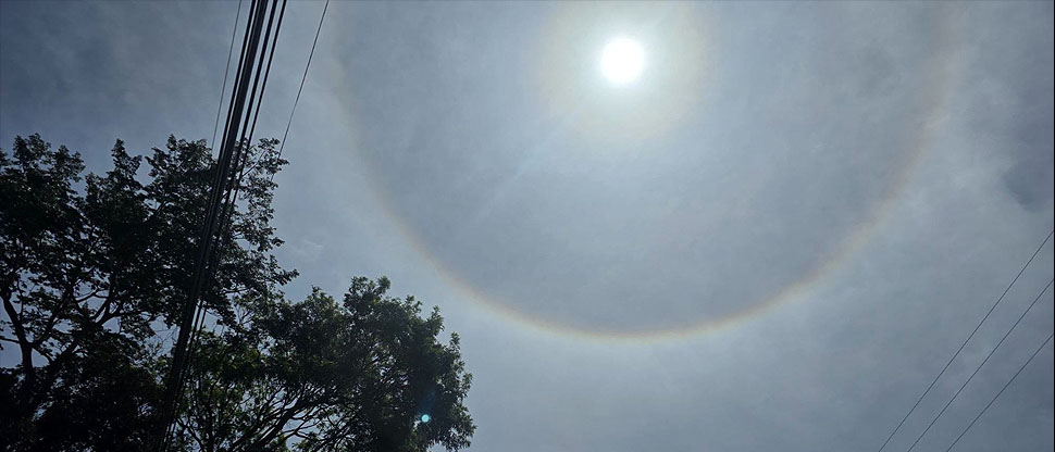 Usuarios de redes sociales comparten impresionante halo solar formado en cielo salvadoreño
