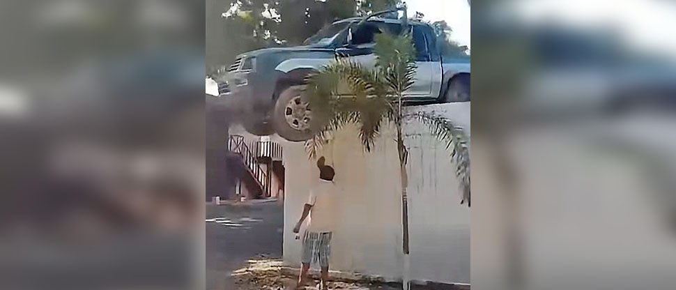 Familia se lleva tremendo susto al quedar el vehículo incrustado en muro perimetral de un hotel