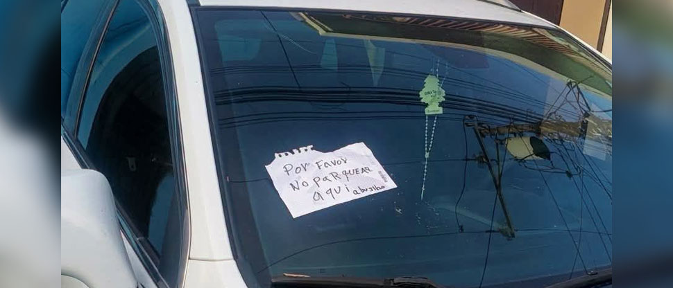 Denuncia que pegaron papel con pega loca en el parabrisas de su carro estacionado en la calle