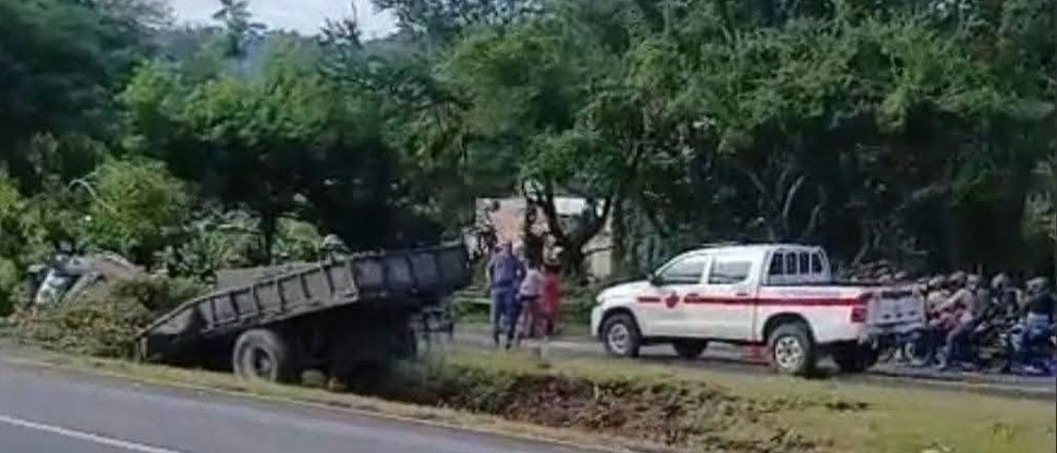 Conductor de camión vuelca tras evitar chocar contra una rastra en Cojutepeque