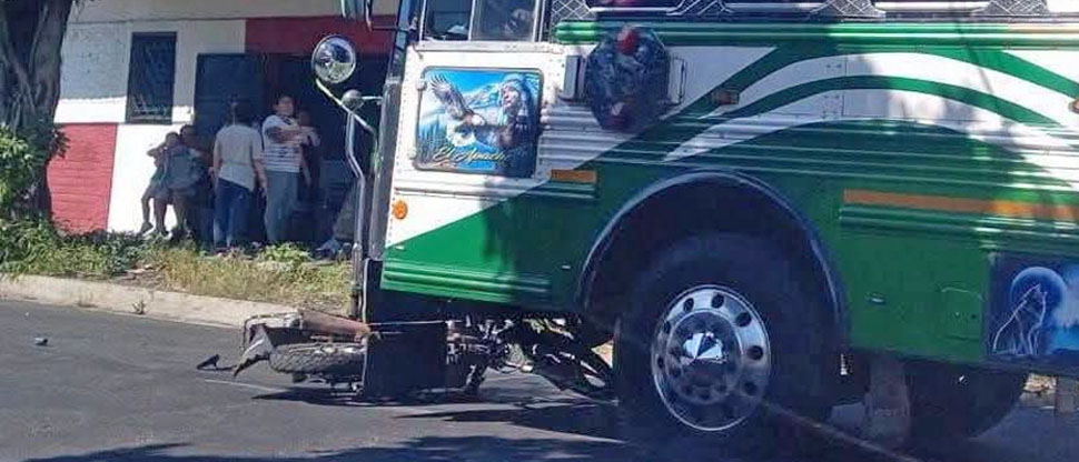 Motociclista se salva de milagro tras chocar contra autobús en Sonsonate Centro