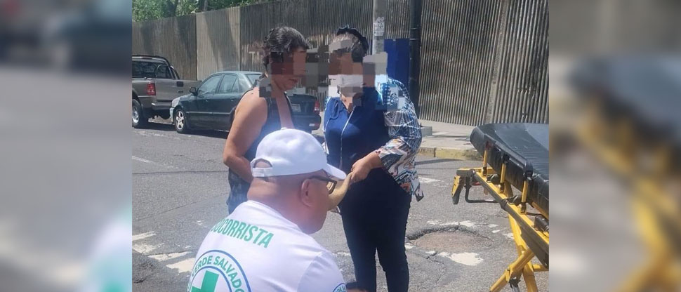 Conductor irrespeta señal de semáforo y termina lesionado tras accidente
