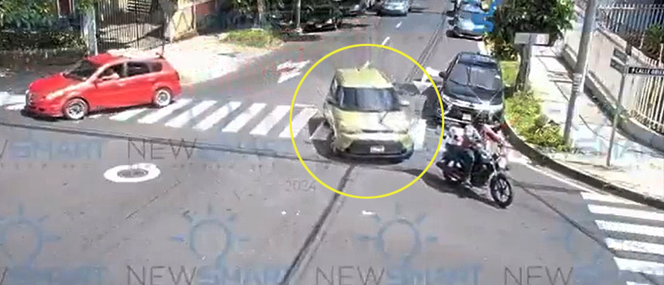 Captan momento cuando conductor de Kia Soul impacta contra motociclista en Santa Tecla