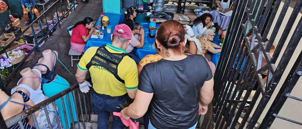 Auxilian a vendedora de carnes que sufrió accidente laboral en el mercado de Apopa