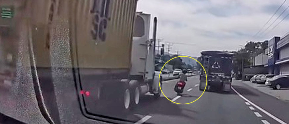 Motociclista realiza maniobra peligrosa al sobrepasar a dos rastras en carretera a Sonsonate