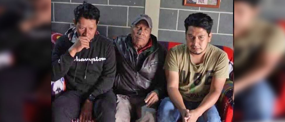 Padre ofrece estabilidad económica y terreno a la mujer que se case con uno de sus hijos