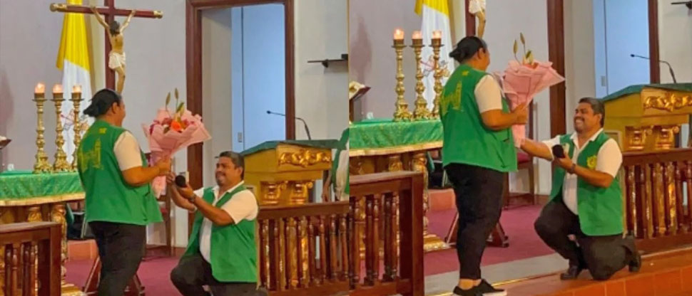 Servidor realiza promesa de amor frente al altar en plena misa