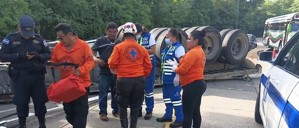Cuatro lesionados deja vuelco de rastra en Santa Ana