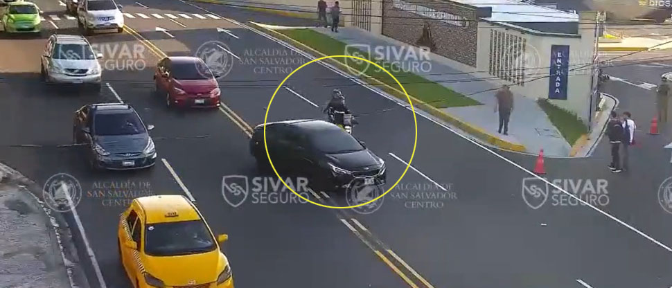 Captan momento cuando motociclista en sentido contrario sufre accidente en avenida Bernal