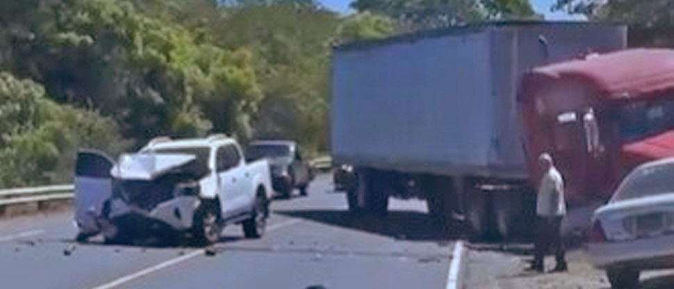 Se reporta fuerte choque entre pick up y rastra en carretera Ruta Militar