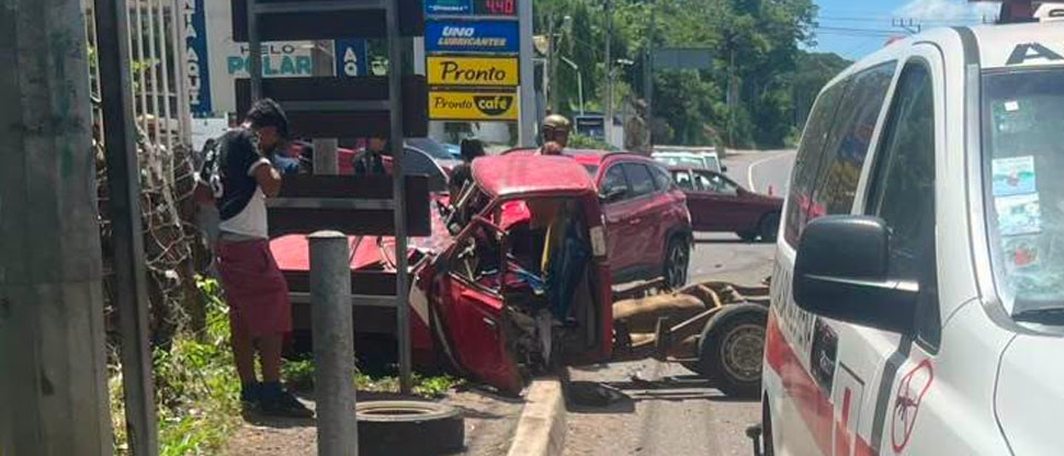Seis lesionados deja choque entre camioneta y pick up en carretera Panamericana