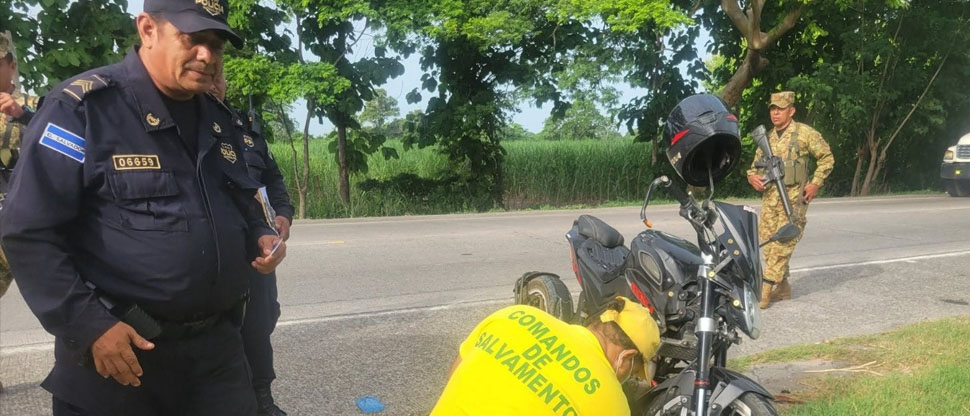 Auxilian a motociclista que se accidentó en carretera a Tecoluca, San Vicente