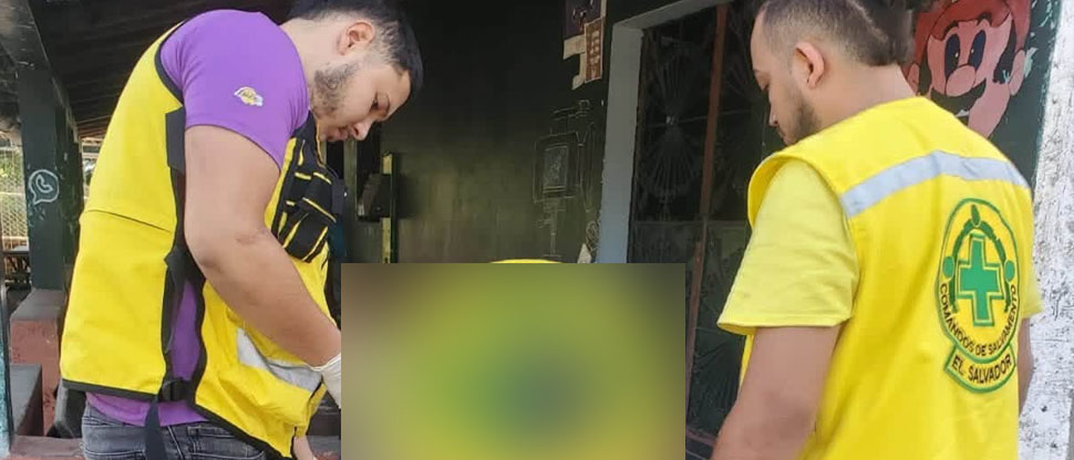 Socorristas auxilian a persona que cayó de un vehículo en carretera a Ilobasco